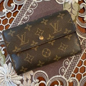 Authentic Vintage Louis Vuitton Trifold Monogram Ladies Wallet (Large)